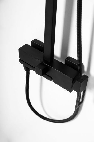 Душевая стойка  BelBagno LUCE LUC-VSCM-NERO черный матовый Душевая стойка  BelBagno LUCE LUC-VSCM-NERO черный матовый